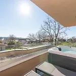 Quercus Village App 11 Mit Jacuzzi By Interhome *
